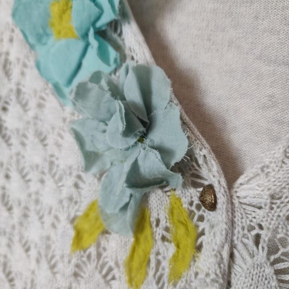 Nick and Nora size Large sweater Woman’s white crocheted with decorative flower. - Picture 4 of 8